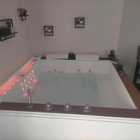 Romantique Avec Jacuzzi Frühstückspension Le Barp
